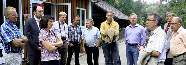 Brgermeister Helmut Kima (vorne recht... Zukunftsaussichten des Dorfes Hasel.   | Foto: Heiner Fabry