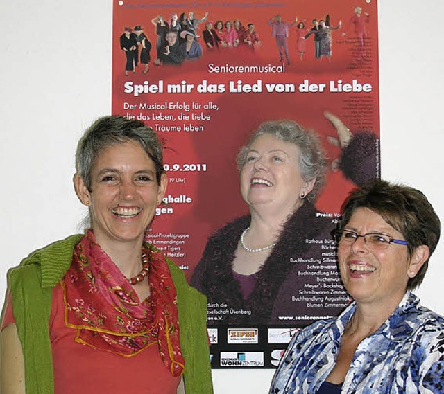 Regisseurin Ursula Belting (links) und... vor dem Plakat frs Seniorenmusical.   | Foto: Ute Schler