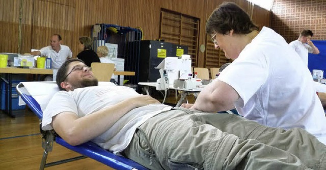 Es tut auch gar nicht weh: Eine Helfer... bei einem Blutspender zum Stich an.    | Foto: Gabriele Rasenberger
