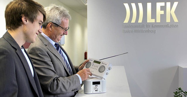 LFK-Prsident Langheinrich gefallen die neuen DAB+-Radios  | Foto: LFK