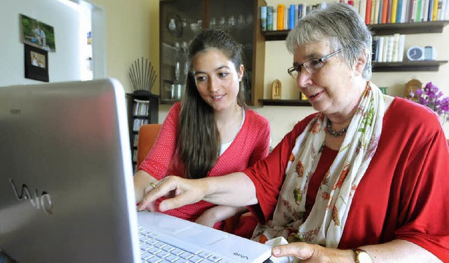 Studentin Jacqueline Wilbert hilft Seniorin Christel Jakubassa am Computer.  | Foto: Michael bamberger
