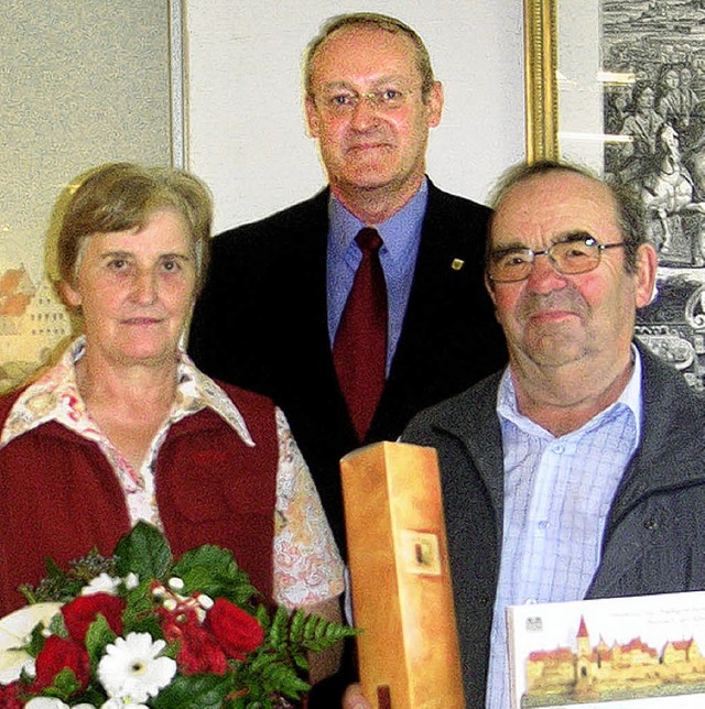 Museumsleiter Uwe Fahrer (Mitte) begr...Rudolf und Gisela Schtzle aus Waldau.  | Foto: privat