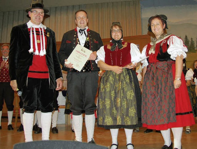 Gerhard Neugebauer  (in Hotzenwlder T...sammen mit Marion Wamer (von links).   | Foto: Jger