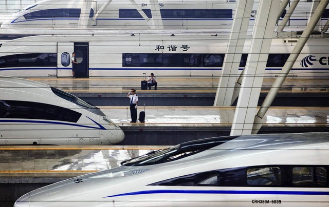 Salutieren fr den Hochgeschwindigkeit...infahrt in den Sdbahnhof von Peking.   | Foto: dpa