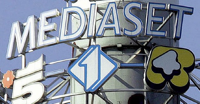 Mediaset-Schriftzug an einem Signalverstrker bei Mailand   | Foto: dpa