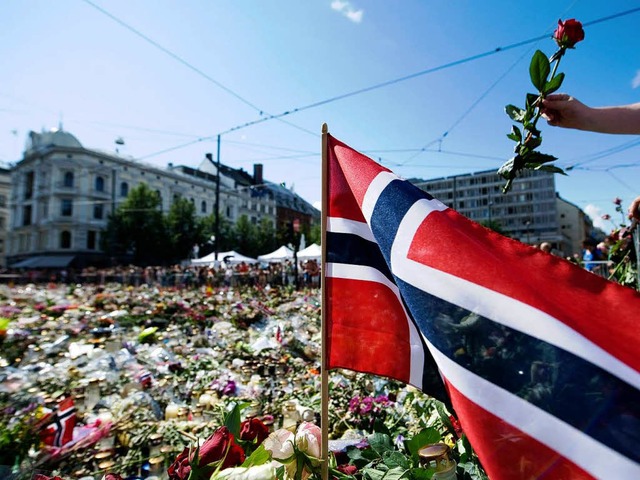 Norwegen trauert noch um die Opfer des...hl erst 2012 der Prozess gemacht wird.  | Foto: AFP