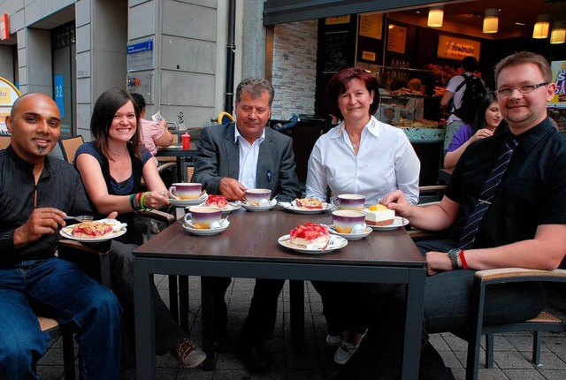 Kaffeeklatsch auf Probe (v.l.): Clario...ffen Zge, Kongressleiter Teen-Street.  | Foto: Gertrude Siefke