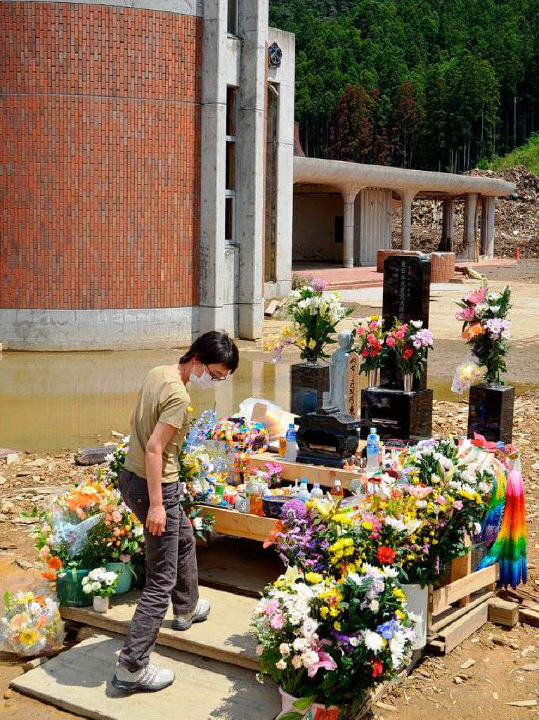 Viele Blumen schmcken die Gedenksttte an einer Schule