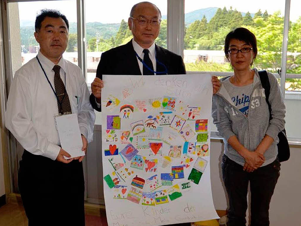 "Wir denken an euch" steht auf dem Bild der Schler der Maria Sibylla Merian Grundschule Kiechlinsbergen/Knigschaffhausen, das Izumi Shibata-Wagner mit nach Japan nahm.