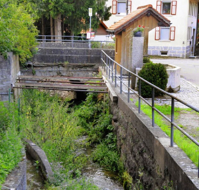 Provisorisch abgesttzt ist momentan n...n&#8220; (rechts, hinter dem Brunnen).  | Foto: Dietmar Noeske