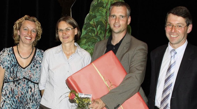 Mit einem berraschungspaket wurde Tho... Tschirwa und Bruno Metz (von links).   | Foto: Herbert Birkle