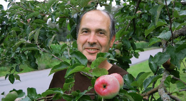 Gedeihliches Miteinander: Klaus Rosewich und die Apfelsorte Renette  | Foto: hagen spth