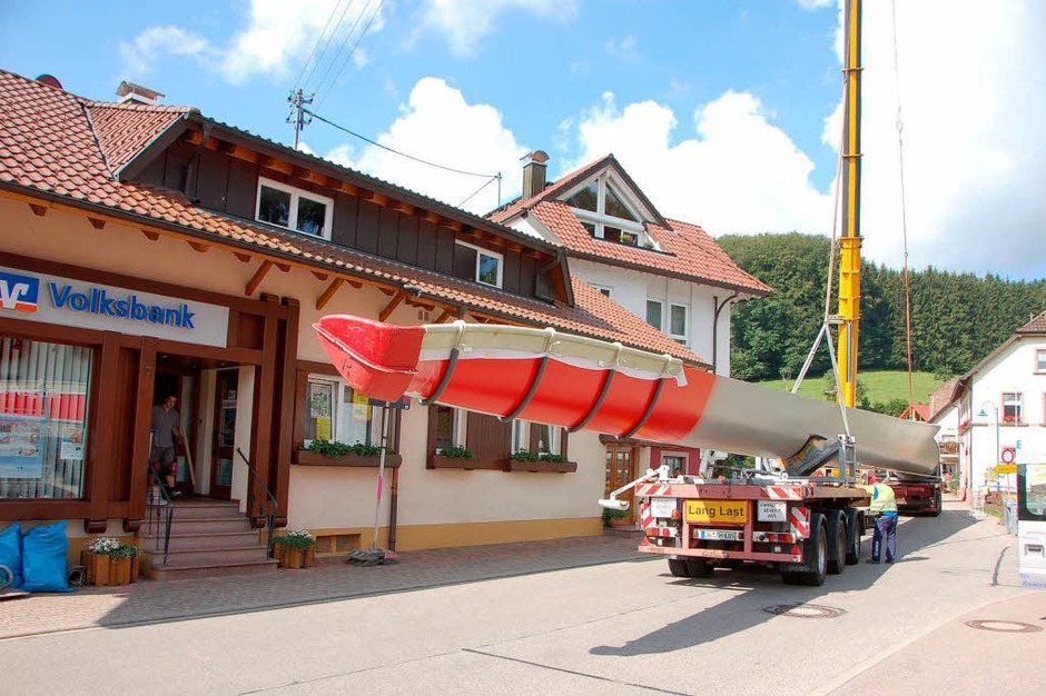 Die "Hebeaktion" für die Windradflügel interessierte am Freitagmorgen viele Biederbacher (Foto: Bernd Fackler) Die "Hebeaktion" für die Windradflügel interessierte am Freitagmorgen viele Biederbacher (Foto: Bernd Fackler)