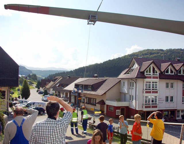 Mol gucke,  ob&#8217; s klappt: Fast z... fr den Straentransport zu eng war.   | Foto: Bernd Fackler