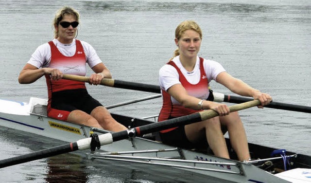 Trotz ihres Handicaps ist Christiane Q... Hoffmann aus Speyer auf dem Altrhein.  | Foto: hans-jochen voigt