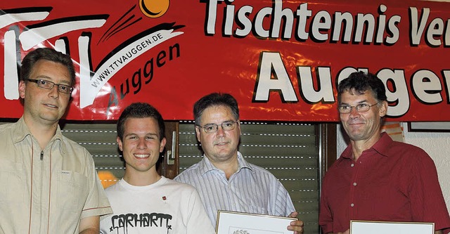 Vorsitzender Markus Armbruster ehrte  ...ther fr langjhrige Mitgliedschaft.   | Foto: BZ