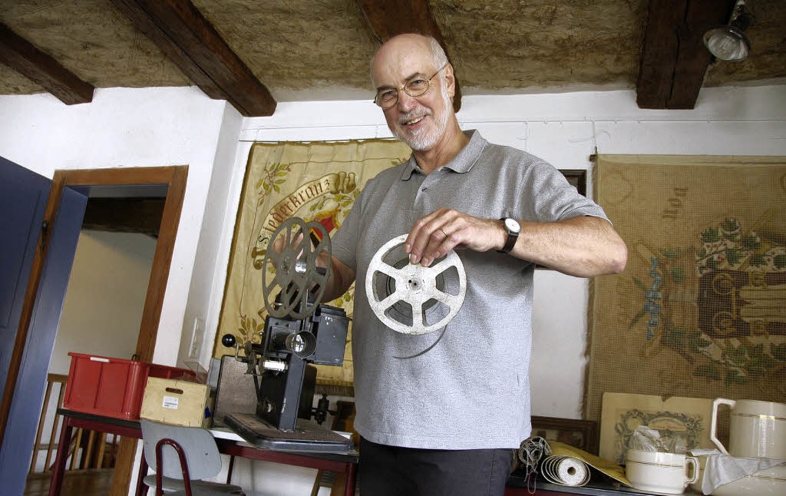Kurt Paulus freut sich mit einem alten...g des Musee Sentimental im September.   | Foto: Ralf H. Dorweiler