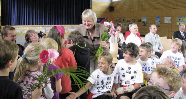 Kunterbunt ging es zu bei der Verabsch...rmann: Von den Kindern gab es Blumen.   | Foto: Rombach