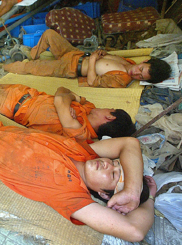 Fr eine eigene Wohnung reicht der Lohn der  Arbeiter in Schanghai nicht.   | Foto: AFP