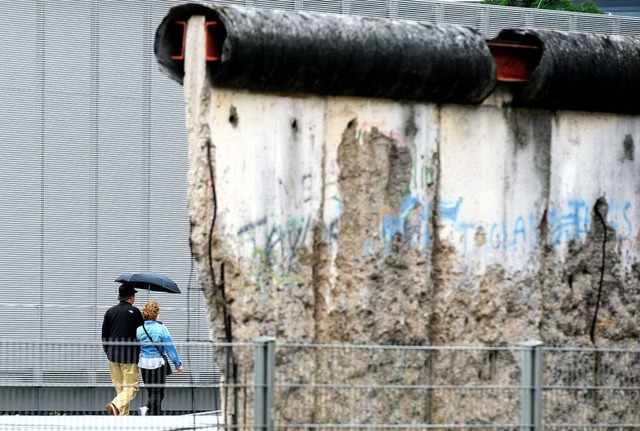Zum 50. Jahrestag der Berliner Mauer s... in Meck-Pom ber deren Notwendigkeit.  | Foto: dpa