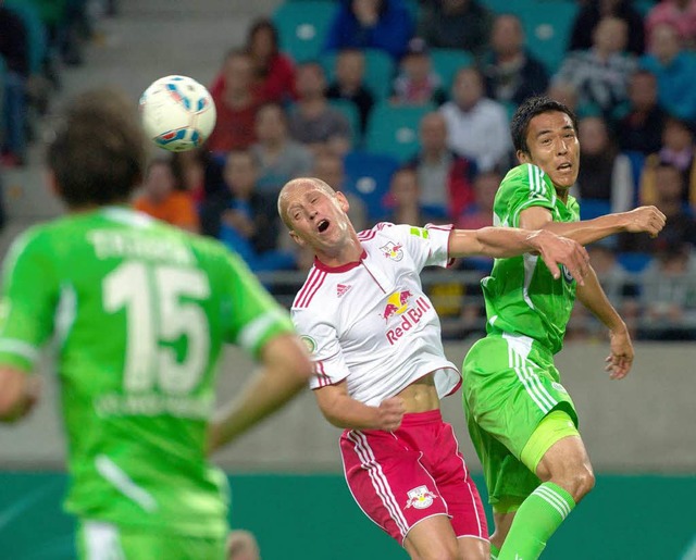 Fuball DFB-Pokal 1. Runde: RasenBalls...rgs Makoto Hasebe kmpfen um den Ball.  | Foto: dpa