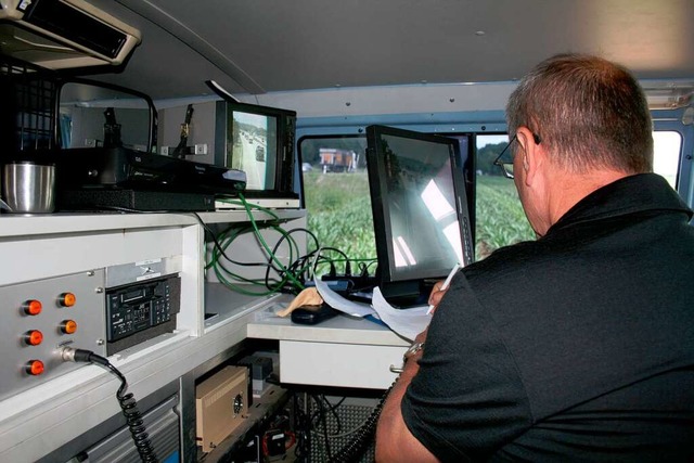 Dieter Merkle wertet vor Ort die Messe...anstandeten Lkw zur Kontrolle bringen.  | Foto: Theo Weber