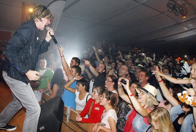 Mickie Krause begeisterte die Besucher...festes in Schuttern mit seiner Show.    | Foto: Heidi Fssel