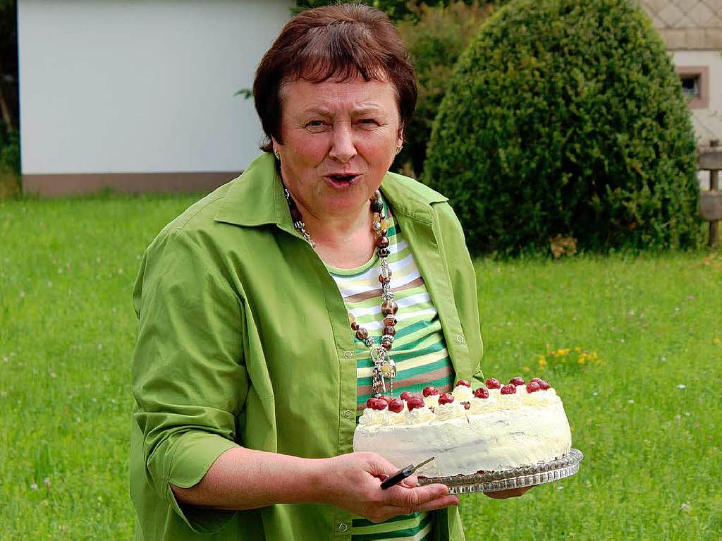 Nachschub kommt: Sofie Neugart füllt die Kuchentheke der Landfrauen. Nachschub kommt: Sofie Neugart füllt die Kuchentheke der Landfrauen.