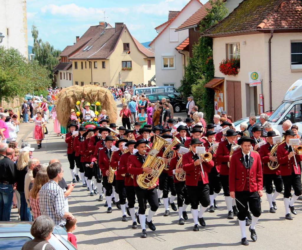 Die Bachheimer waren mit Musikkapelle, Heuernte, historische Spritzenmannschaft und den Beerewieber stark vertreten. Die Bachheimer waren mit Musikkapelle, Heuernte, historische Spritzenmannschaft und den Beerewieber stark vertreten.