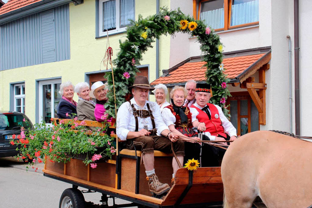 Hab mein Wagen, voll geladen: Festkutscher Herbert Straub mit Ehrenbürger Hugo Ketterer (rechts) mit Gattin sowie einigen der ältesten Unadinger Bürger geladen. Hab mein Wagen, voll geladen: Festkutscher Herbert Straub mit Ehrenbürger Hugo Ketterer (rechts) mit Gattin sowie einigen der ältesten Unadinger Bürger geladen.