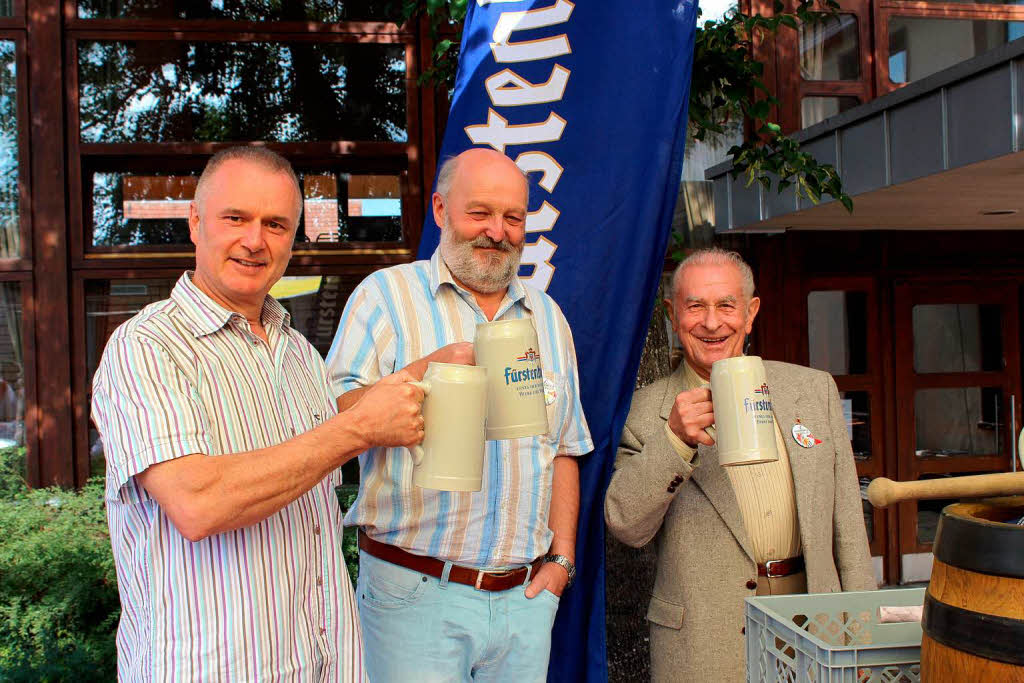 Den amtierenden und ehemaligen Unadinger Ortsvorstehern (von links Elmar Fehrenbach, Bruno Kramer und Ehrenbürger Hugo Ketterer) schmeckt der Gerstensaft. Den amtierenden und ehemaligen Unadinger Ortsvorstehern (von links Elmar Fehrenbach, Bruno Kramer und Ehrenbürger Hugo Ketterer) schmeckt der Gerstensaft.