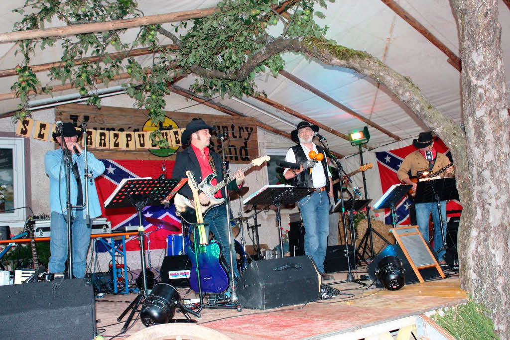 Zahlreiche Musikgruppen (im Bild die Countryband Schwarzpulver) bereicherten das Geschehen. Zahlreiche Musikgruppen (im Bild die Countryband Schwarzpulver) bereicherten das Geschehen.