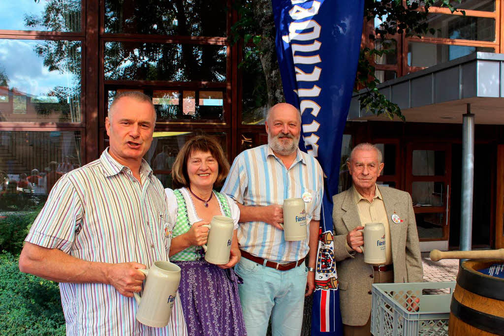 Orstvorsteher Elmar Fehrenbach und seine Stellvertreterin Christa Maier stoßen mit den Altortsvorstehern Bruno Kramer und Ehrenbürger Hugo Ketterer an. Orstvorsteher Elmar Fehrenbach und seine Stellvertreterin Christa Maier stoßen mit den Altortsvorstehern Bruno Kramer und Ehrenbürger Hugo Ketterer an.