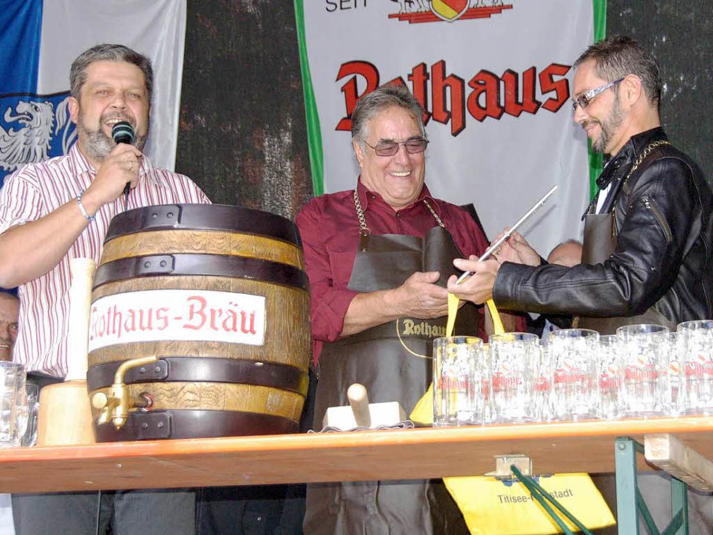 Geschenke gab’s bei der Festerffnung fr Karl-Heinz Huber, der 12 Jahre lang das Schlossfest organisiert hatte-