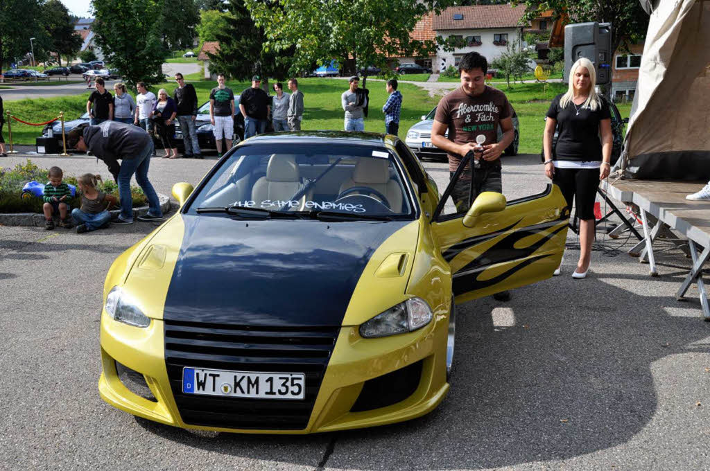 Die Herzen vieler Autoliebhaber schlagen hher angesichts der Feinheiten an den ausgestellten Fahrzeugen.