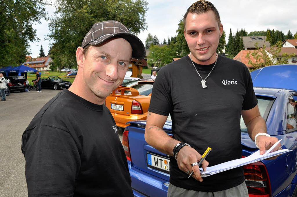 Die Herzen vieler Autoliebhaber schlagen hher angesichts der Feinheiten an den ausgestellten Fahrzeugen.