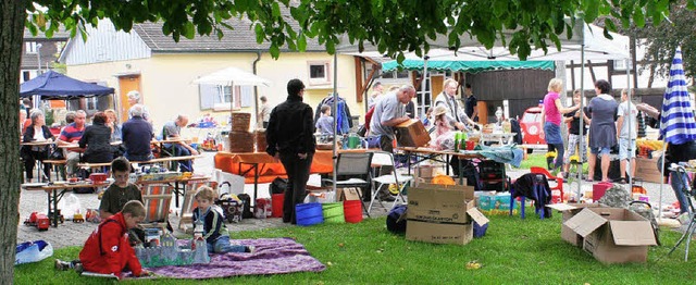 Buntes Treiben herrschte beim Dorffloh...eiler rund um das Feuerwehrgertehaus.  | Foto: cremer