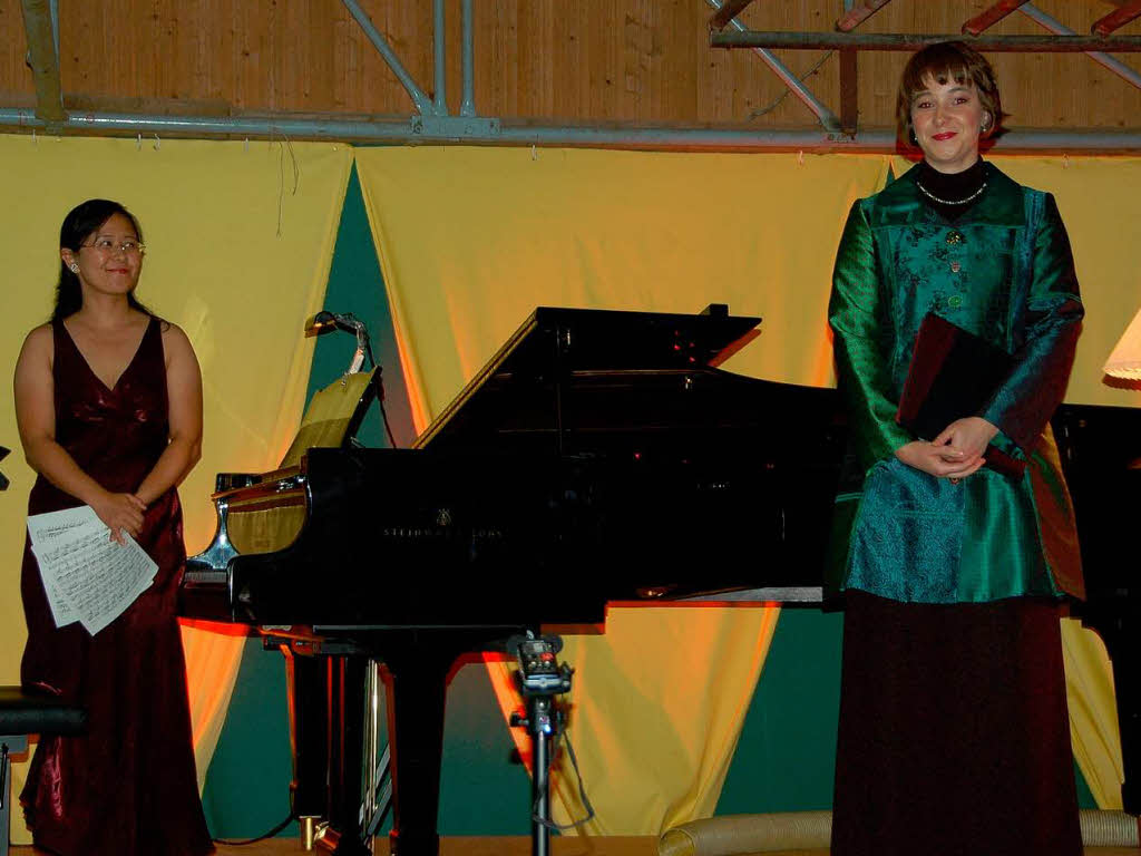 Fumi Dettweiler (links) und Sopranistin Miriam Feuersinger