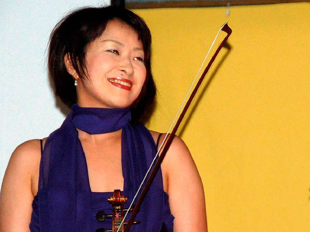 An der Violine: Kazumi Suzuki Krapf
