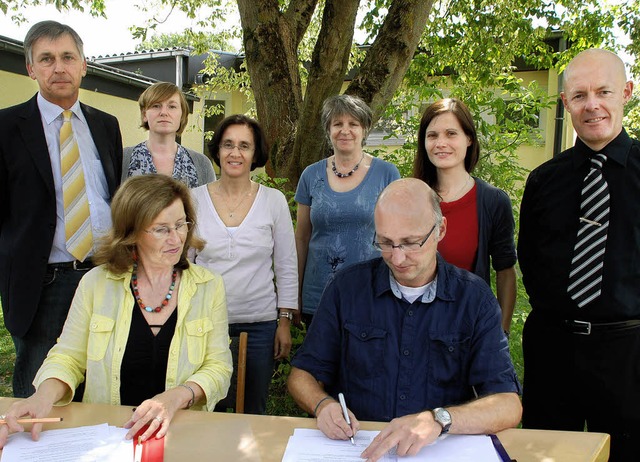 Ursula Bsdurek, Schulleiterin der Astr...hindele sowie Pfarrer Eberhard Murzko.  | Foto: GES