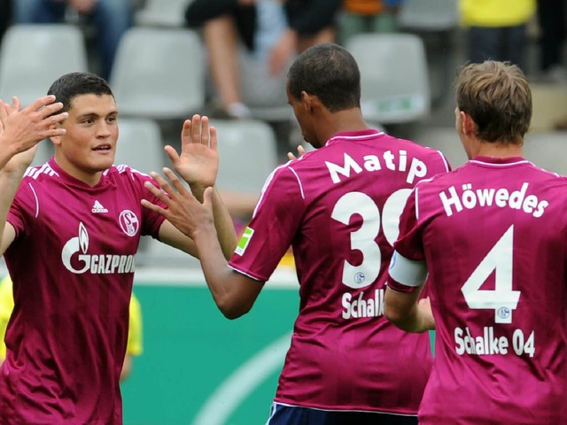 Schalke gegen Teningen &#8211; eine kl...r Treffer durch Kyriakos Papadopoulos)  | Foto: dpa