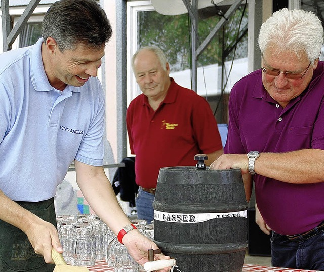 Routiniert beim Fassanstich: Brgermei...eher Ino Hodapp erffnen das Dorffest.  | Foto: edgar steinfelder