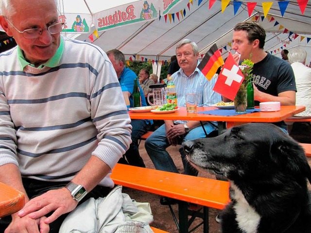Auch Herr Hund genoss sichtlich das Sommerfest.   | Foto: Susanne Filz