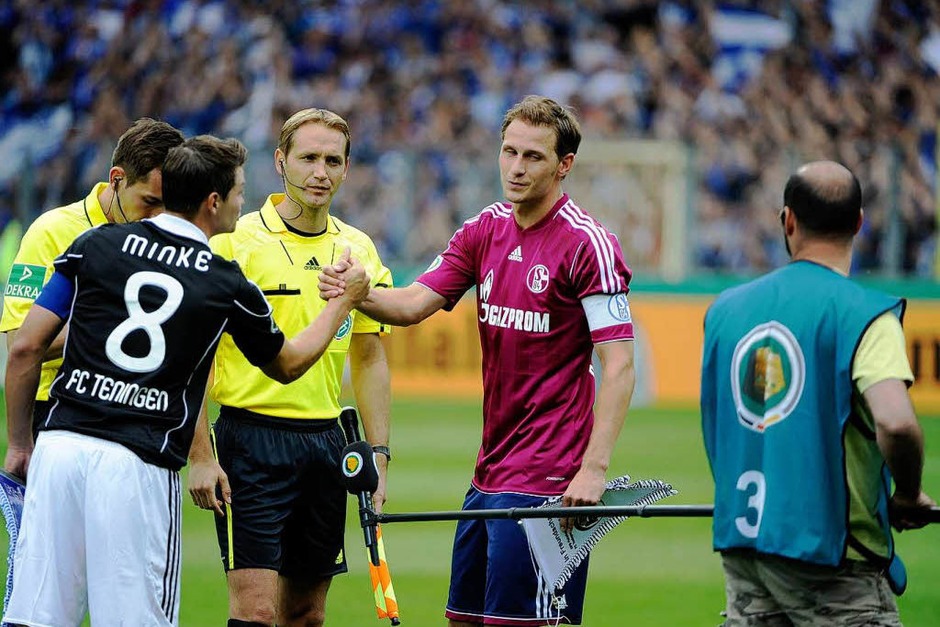 Ein Fußballspektakel der besonderen Art: Teningen gegen Schalke im Freiburger Badenova-Stadion (Foto: Copyright by Achim Keller) Ein Fußballspektakel der besonderen Art: Teningen gegen Schalke im Freiburger Badenova-Stadion (Foto: Copyright by Achim Keller)