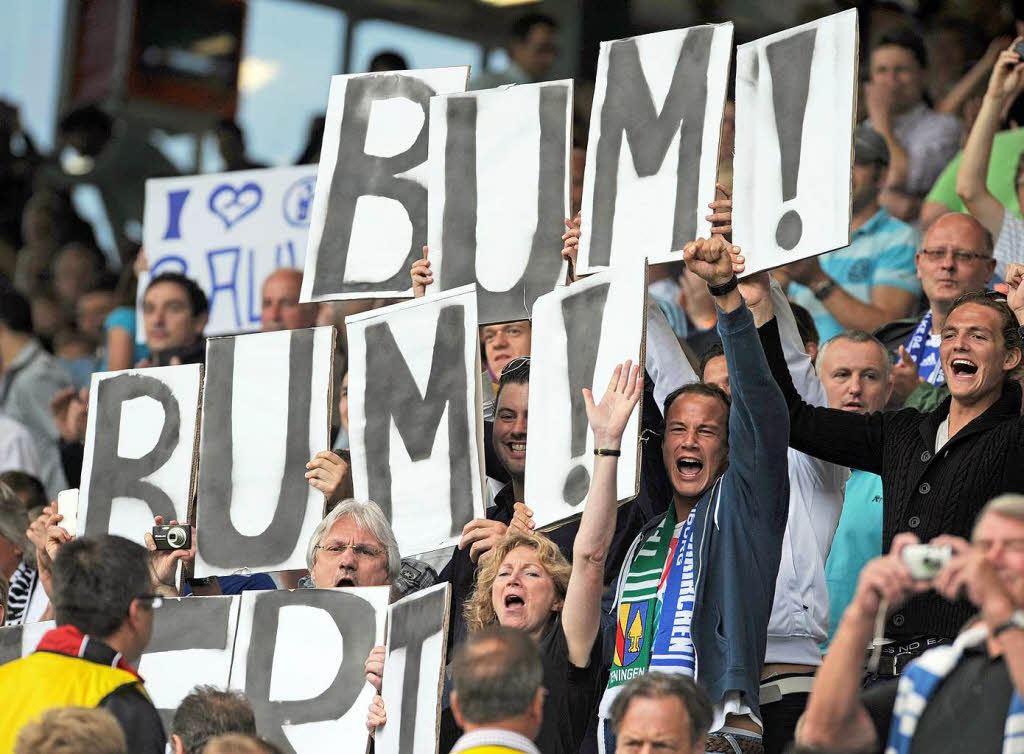 Schalker Fans fordern mit Plakaten viele Tore von ihrer Mannschaft.