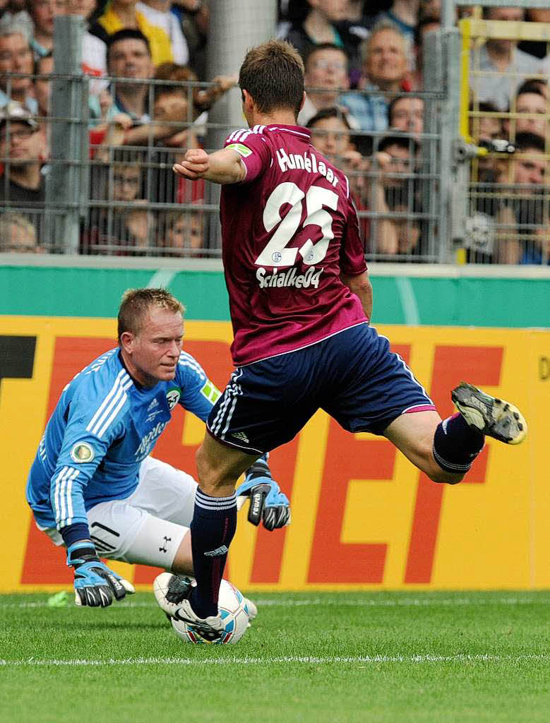 Klaas Jan Huntelaar (r) von Schalke schiet gegen den Tenninger Torwart Alexander Ernst (l) das 5:1.