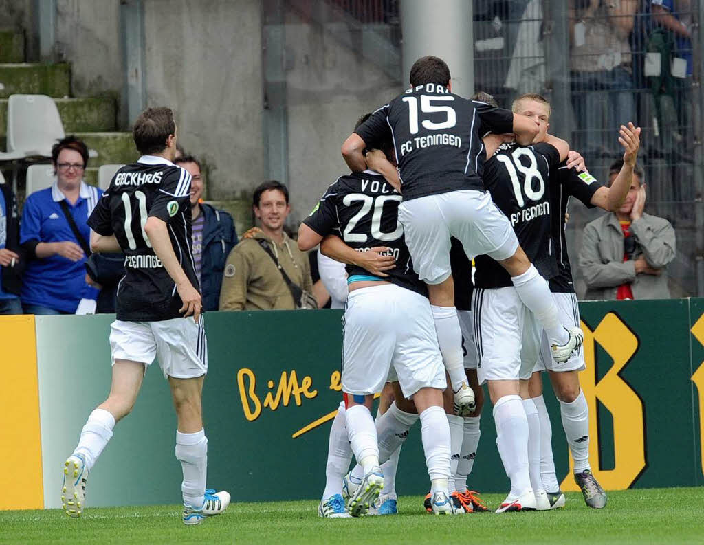 Spieler des FC Teningen bejubeln den 1:3-Anschlusstreffer.