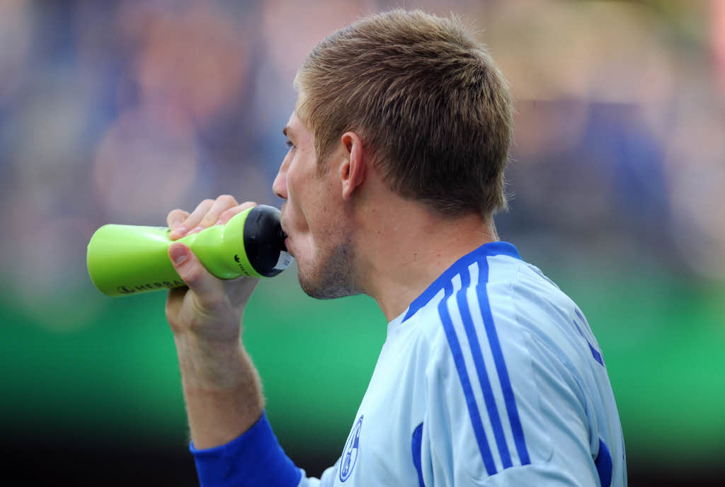 Wovon hat  Schalkes Torwart Lars Unnerstal bitte schn Durst bekommen?