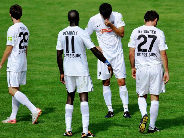 Nach dem Spiel gegen Unterhaching lie...as 2:3 bedeutete das Aus im DFB-Pokal.  | Foto: dpa