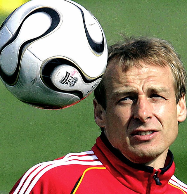 Bleibt am Ball: Jrgen Klinsmann   | Foto: Archivfoto: dpa